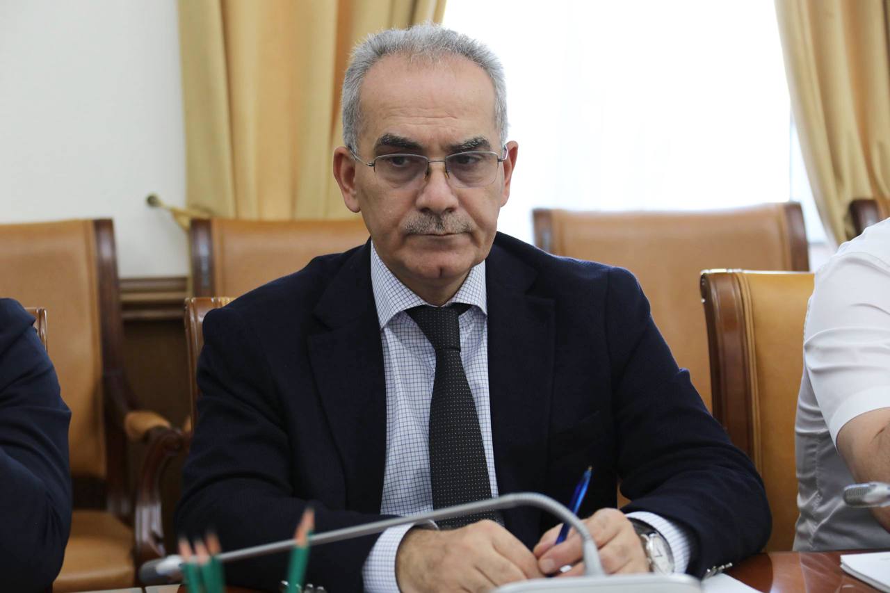 Абдулмуслим Абдулмуслимов провел совещание по актуальным для республики вопросам