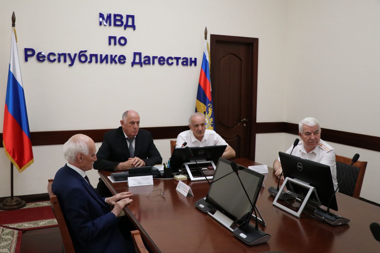 Абдулмуслим Абдулмуслимов вручил награды сотрудникам МВД Дагестана