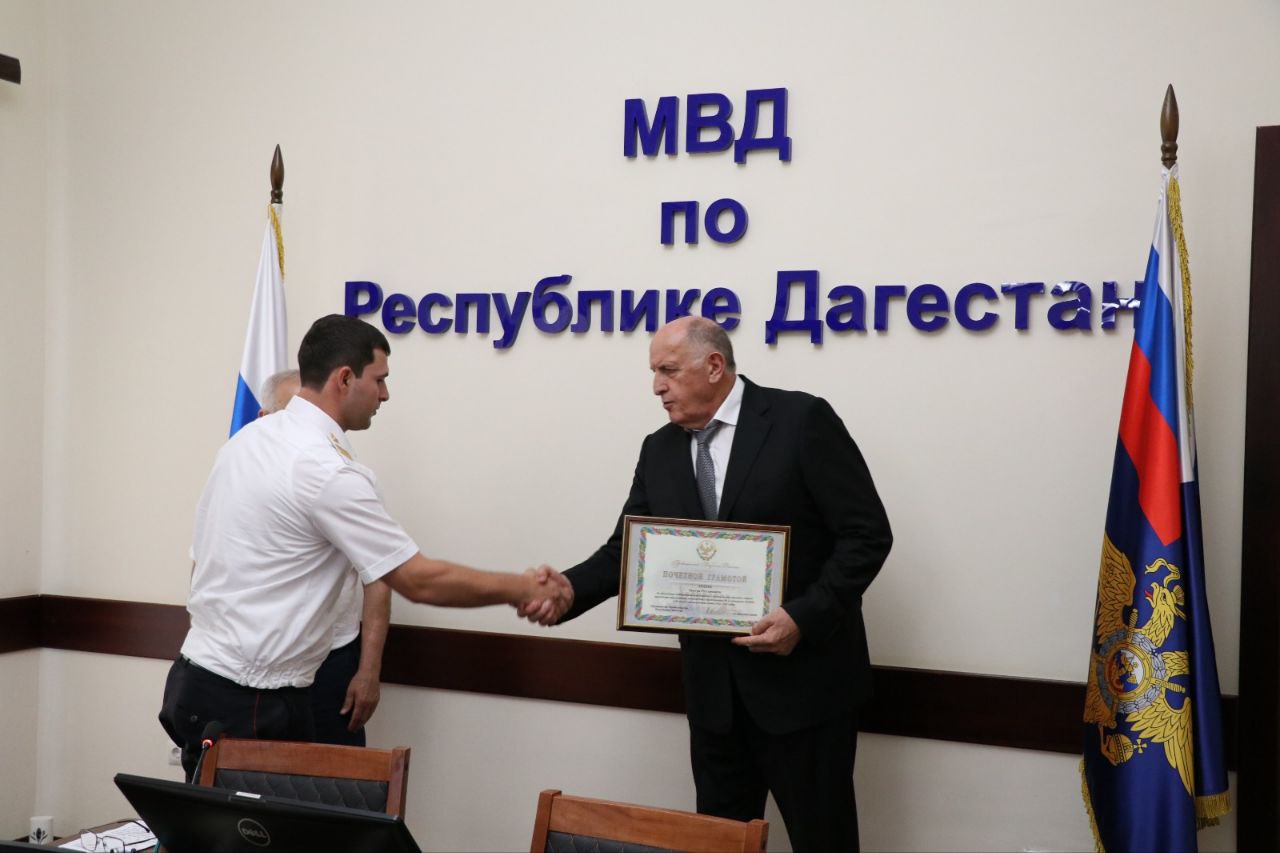 Абдулмуслим Абдулмуслимов вручил награды сотрудникам МВД Дагестана