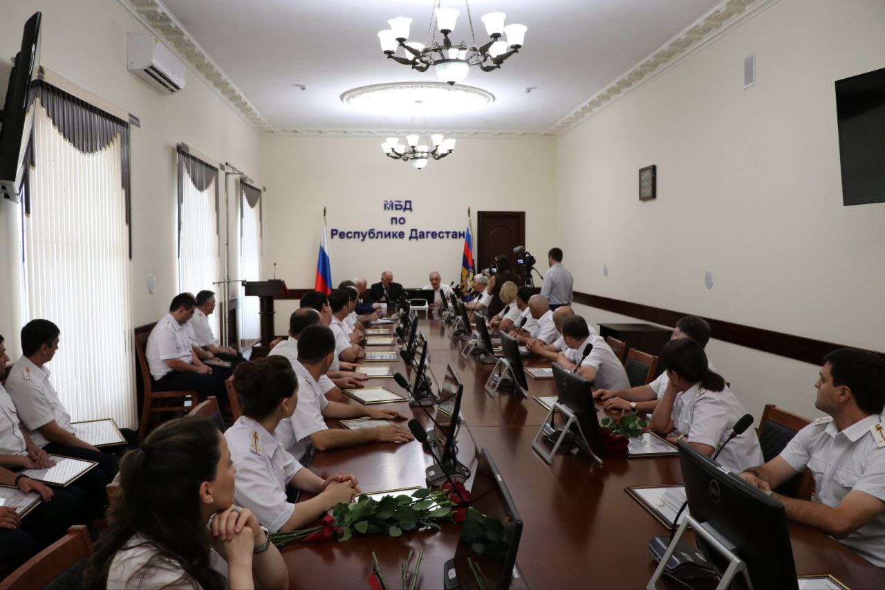 Абдулмуслим Абдулмуслимов вручил награды сотрудникам МВД Дагестана