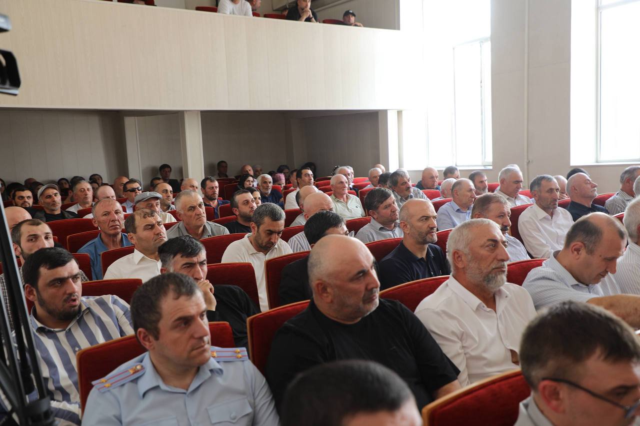 Абдулмуслим Абдулмуслимов провел выездное совещание по социально-экономическому развитию Тляратинского района