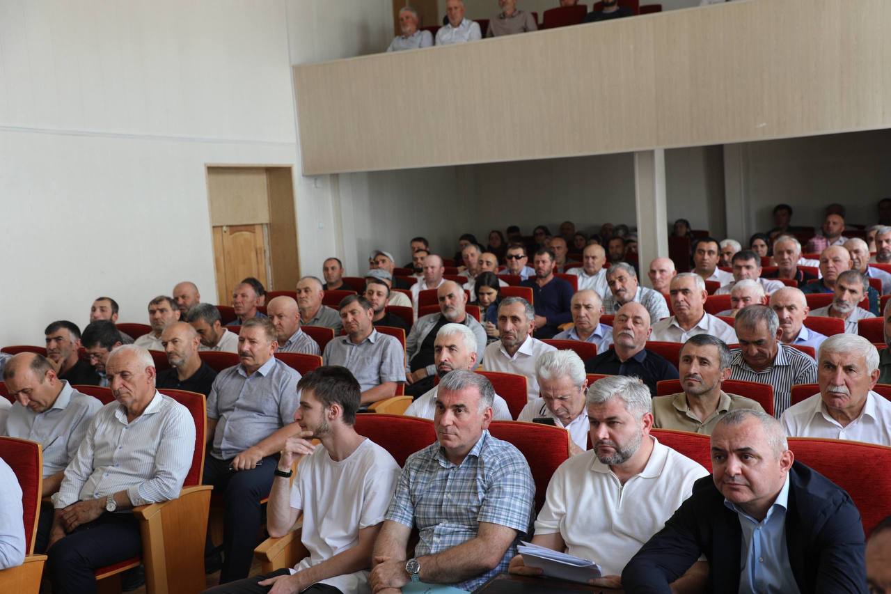 Абдулмуслим Абдулмуслимов провел выездное совещание по социально-экономическому развитию Тляратинского района