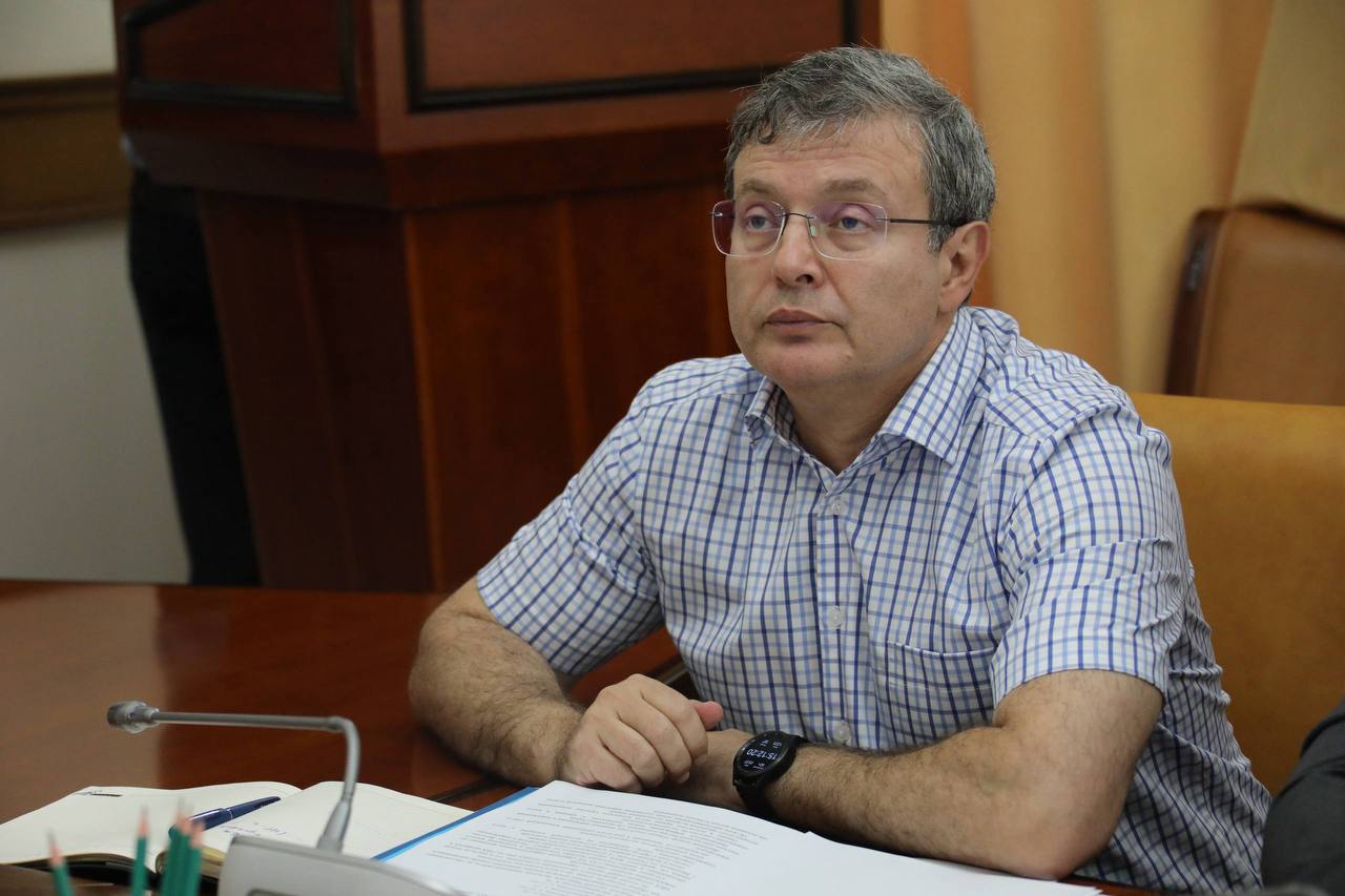 Ликвидацию последствий происшествия в столичном МКД по ул. Гапцахская обсудили в Правительстве Дагестана