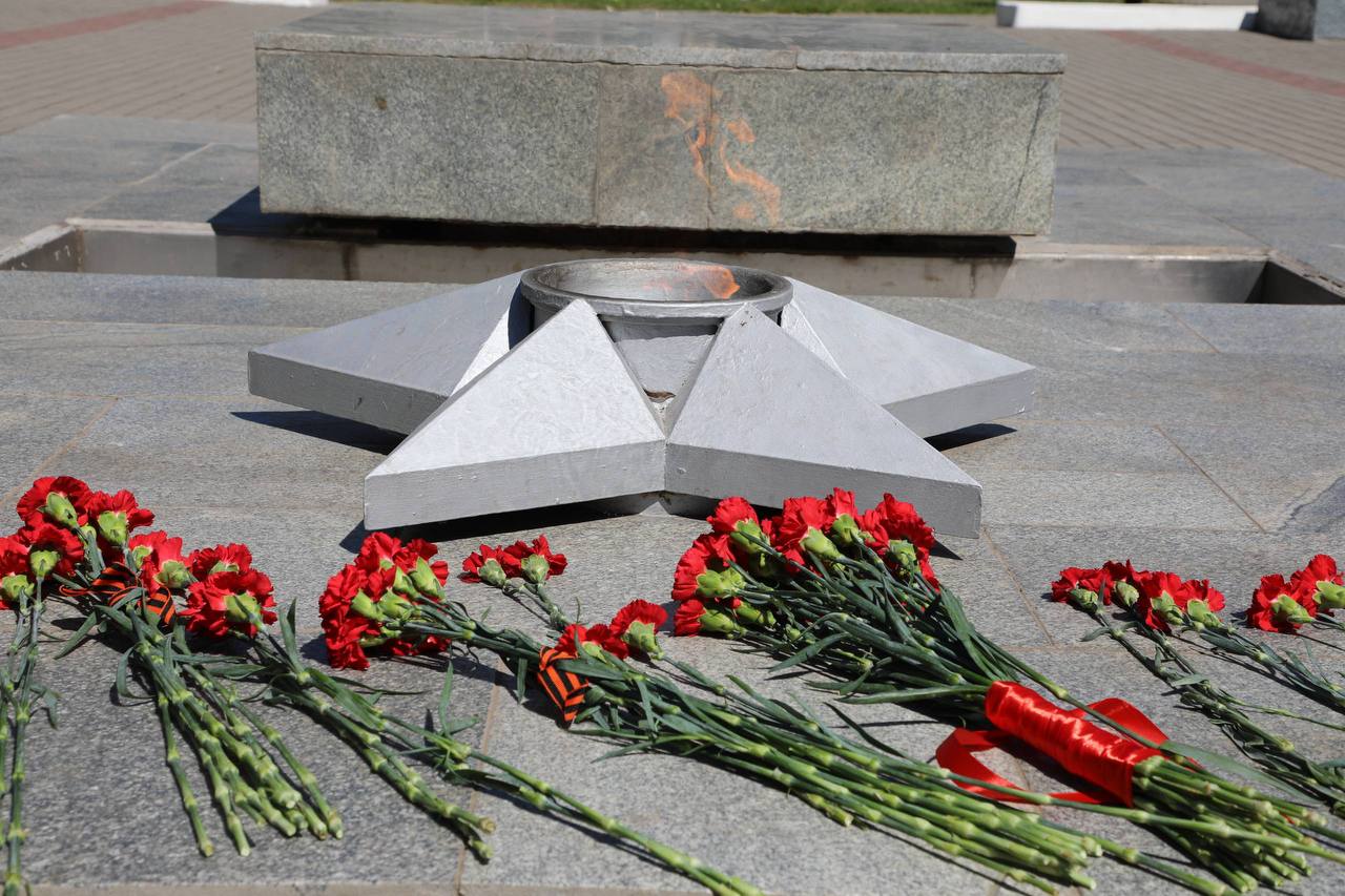 Делегация Дагестана возложила цветы к мемориалу «Братское кладбище» в Мелитополе