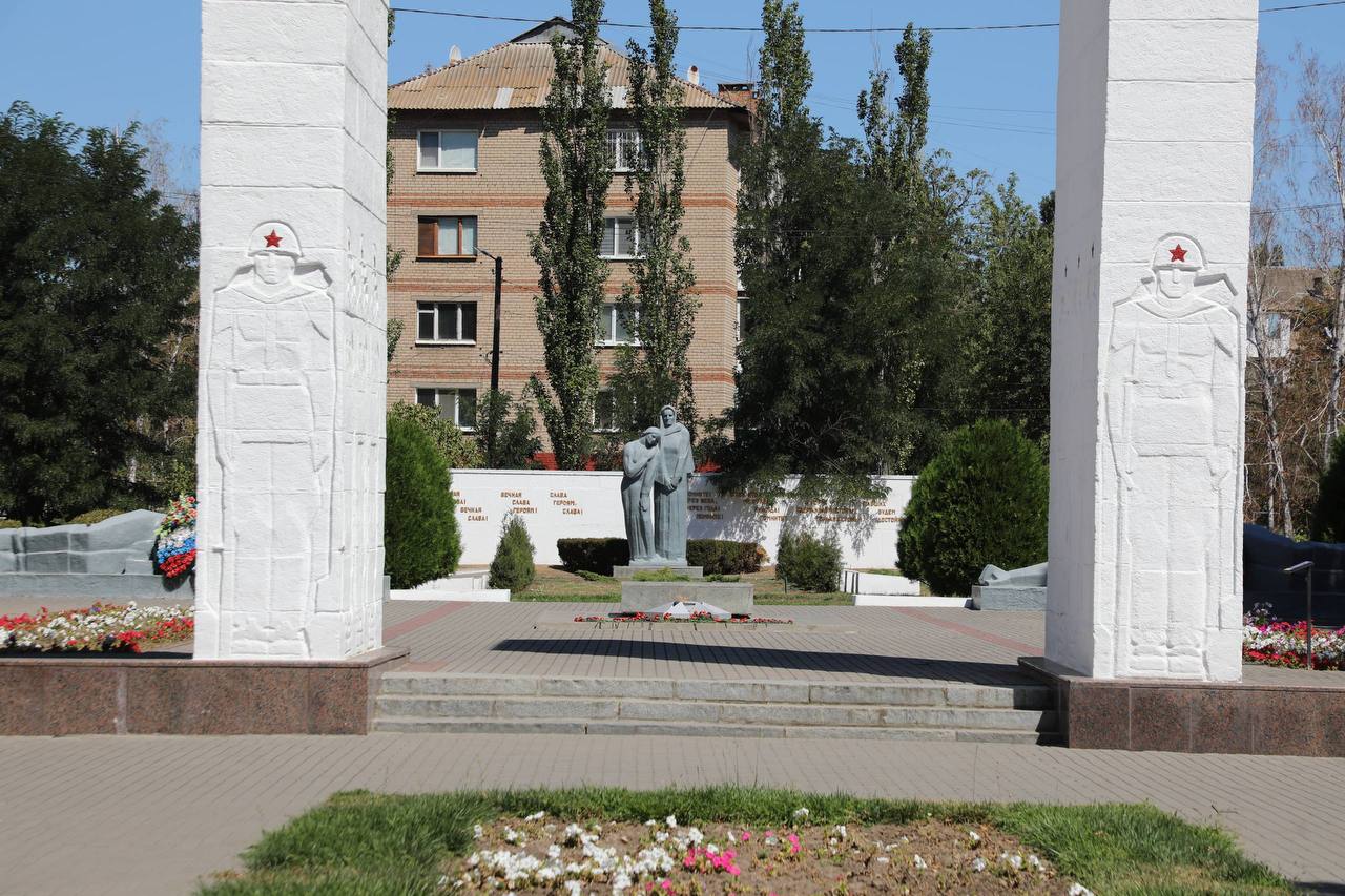 Делегация Дагестана возложила цветы к мемориалу «Братское кладбище» в Мелитополе