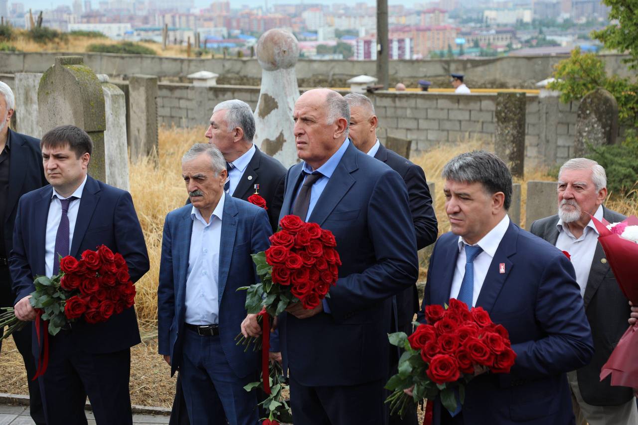 В Махачкале почтили память поэта Расула Гамзатова
