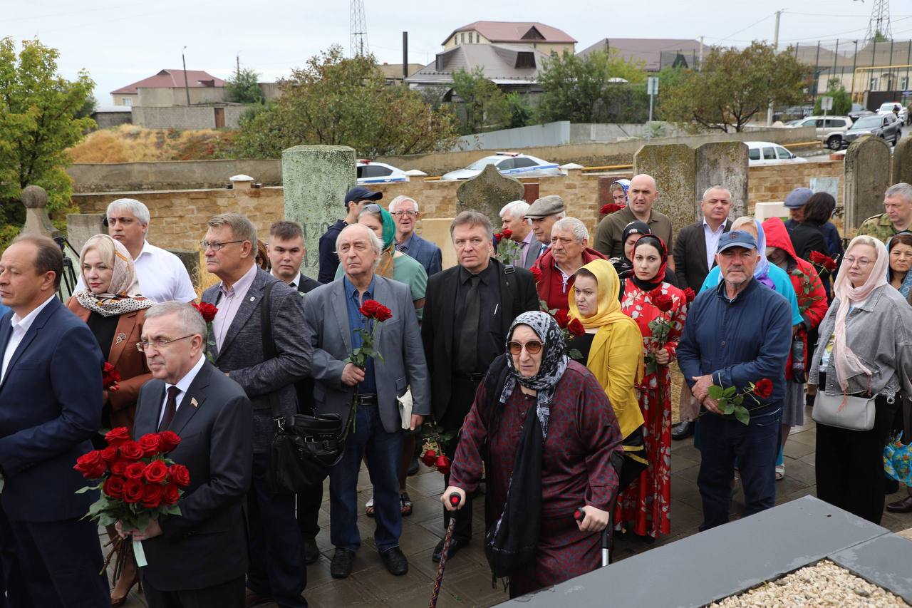 В Махачкале почтили память поэта Расула Гамзатова