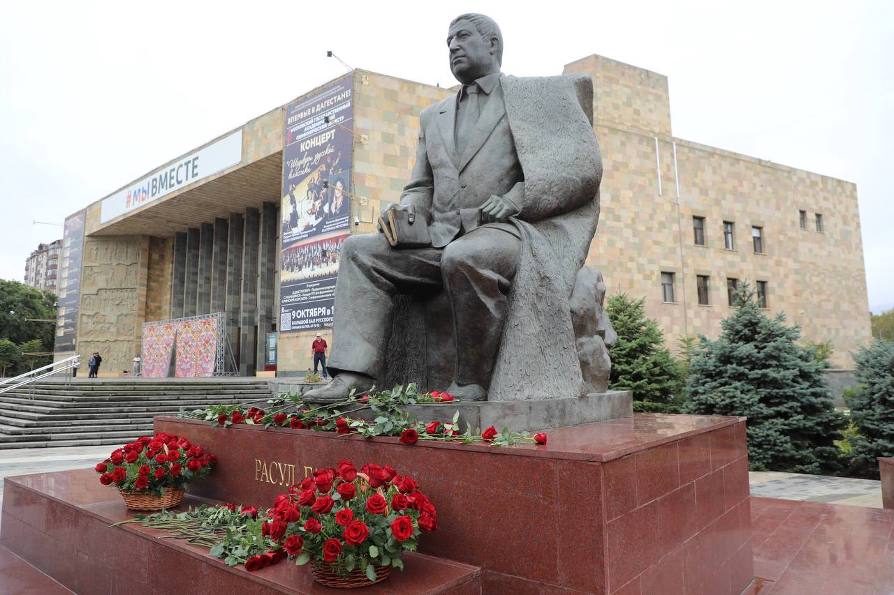 В Махачкале почтили память поэта Расула Гамзатова
