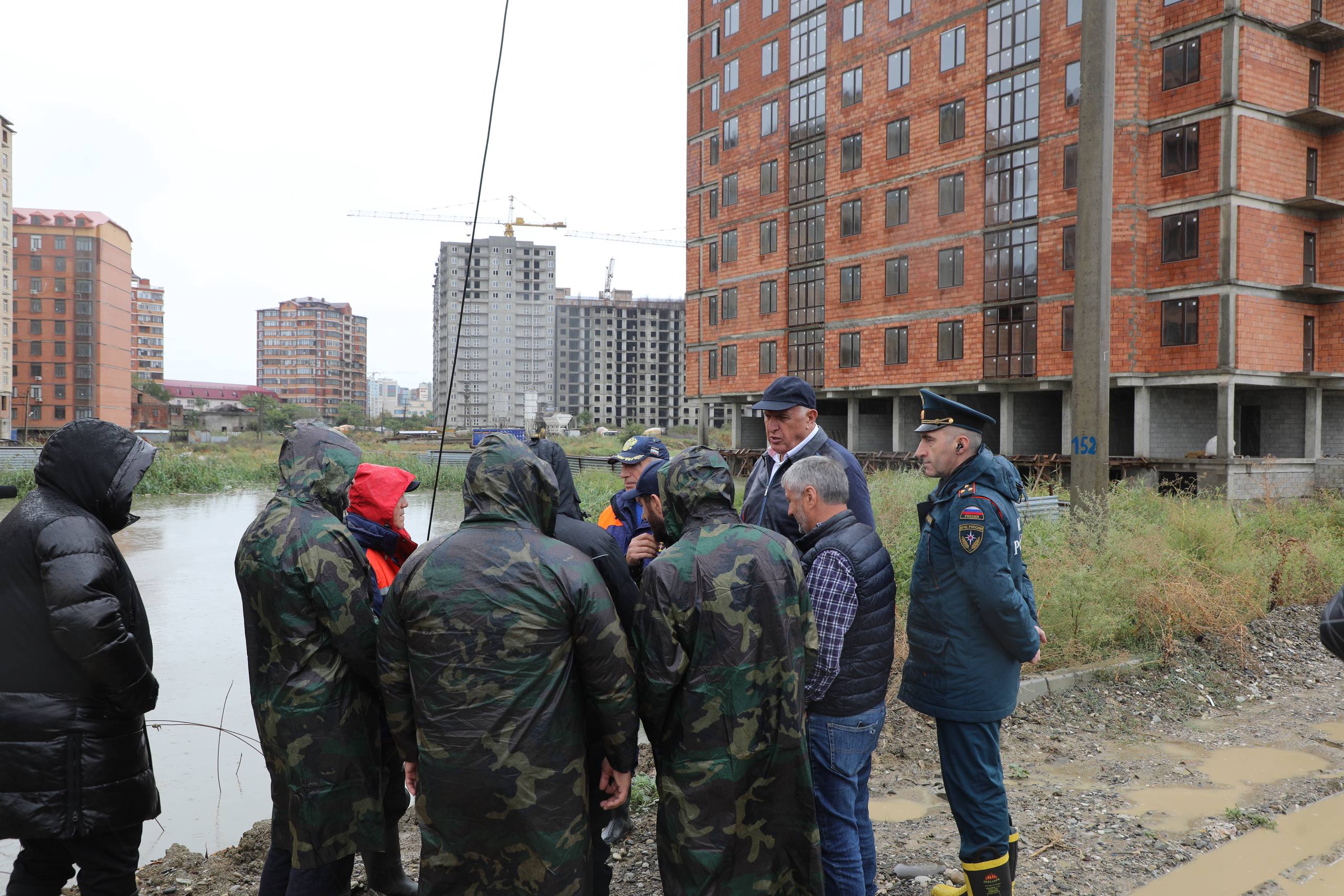 Спецтехника привлечена для откачивания воды с подстанции «Приморская» и прилегающих территорий в Махачкале