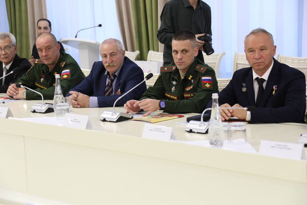 Абдулмуслим Абдулмуслимов встретился с Героями РФ - участниками акции «Вахта Героев Отечества»