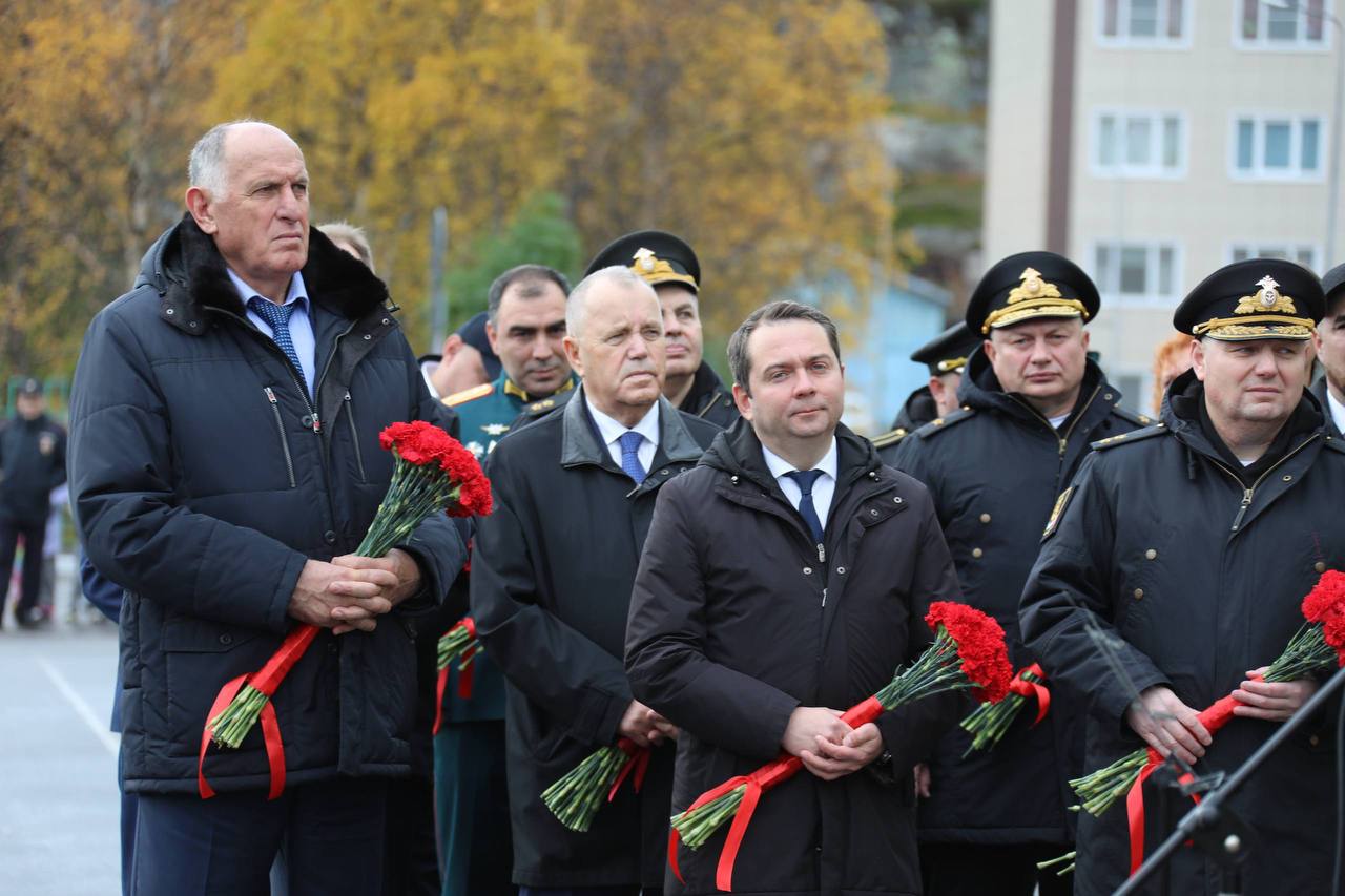 В г.Гаджиево Мурманской области открыли памятник легендарному моряку-подводнику Магомету Гаджиеву