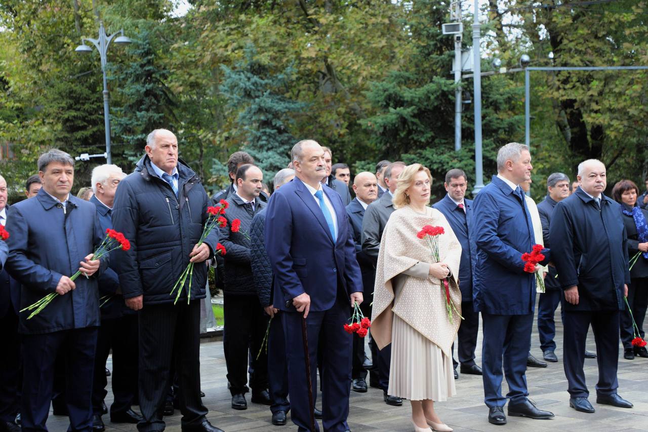 Участники международного горного форума возложили цветы к памятнику Воину-освободителю в Махачкале