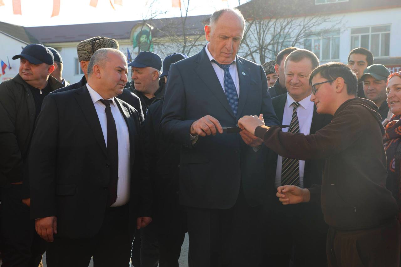 Абдулмуслим Абдулмуслимов посетил национальные подворья Казбековского района