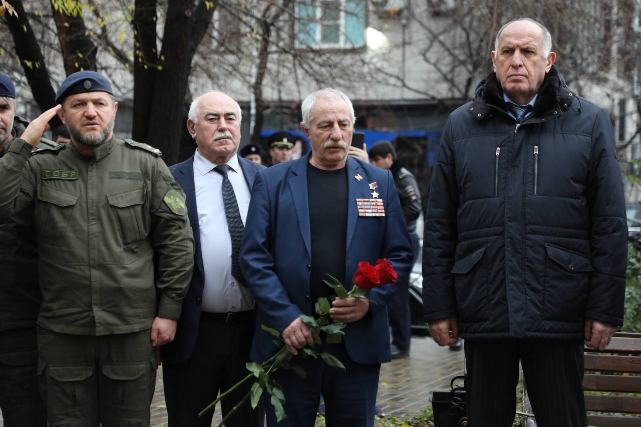 Абдулмуслим Абдулмуслимов возложил цветы к памятнику Героя России Магомеда Нурбагандова
