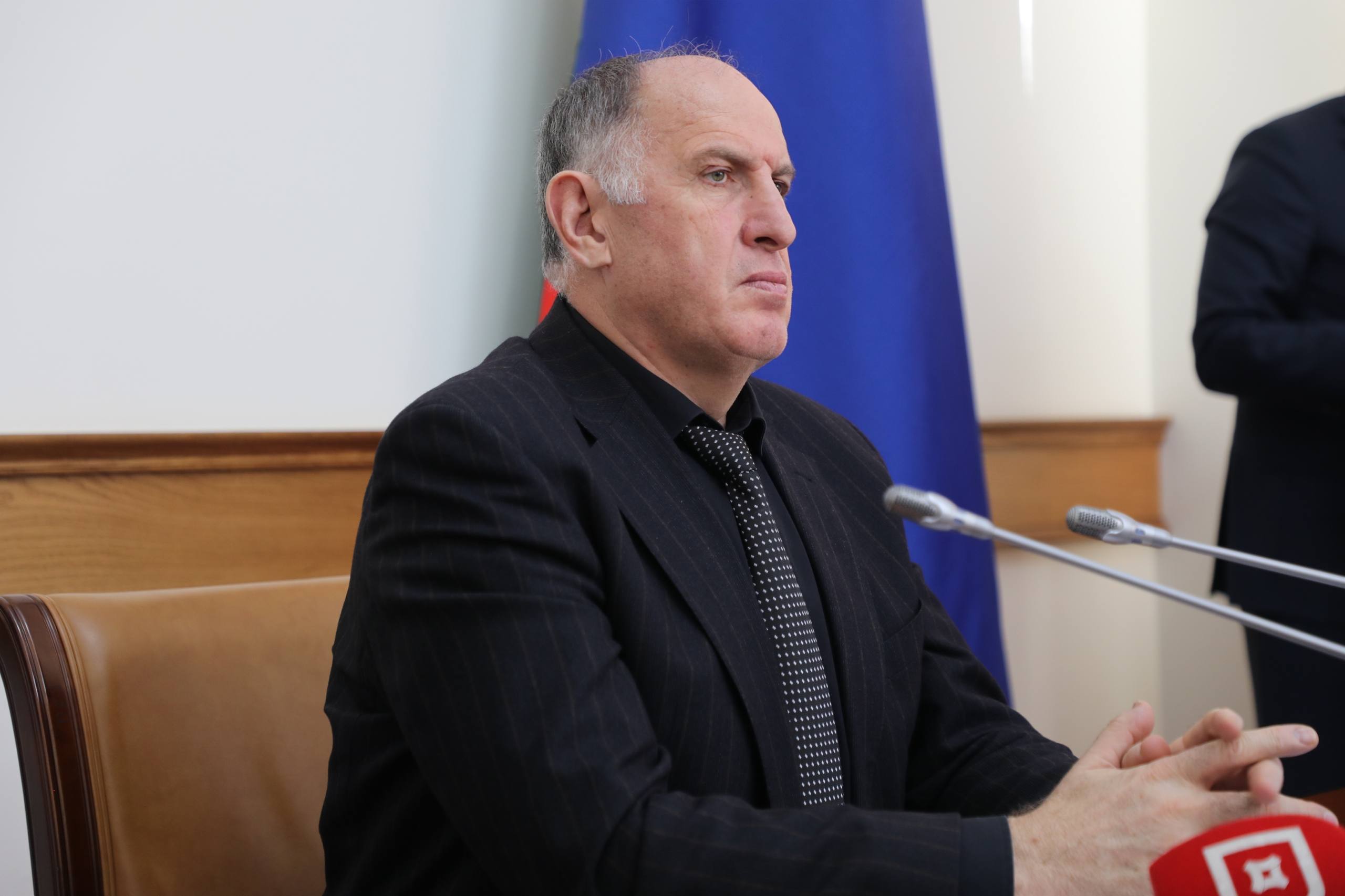 Премьер Дагестана поручил активизировать развитие системы безналичных платежей на объектах торговли и общепита