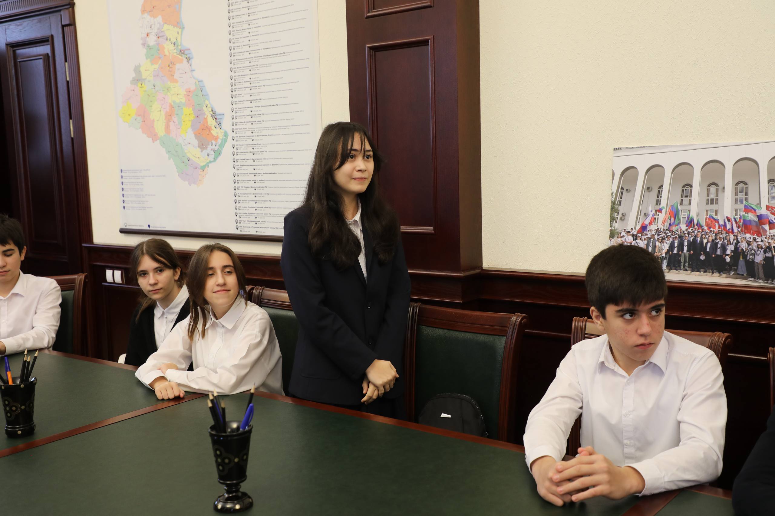 Экскурсию по Дому Правительства провели для школьников Махачкалы