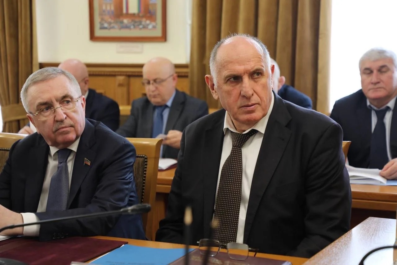 Абдулмуслим Абдулмуслимов встретился с депутатами парламента Дагестана перед отчетом о работе Правительства за 2025 год
