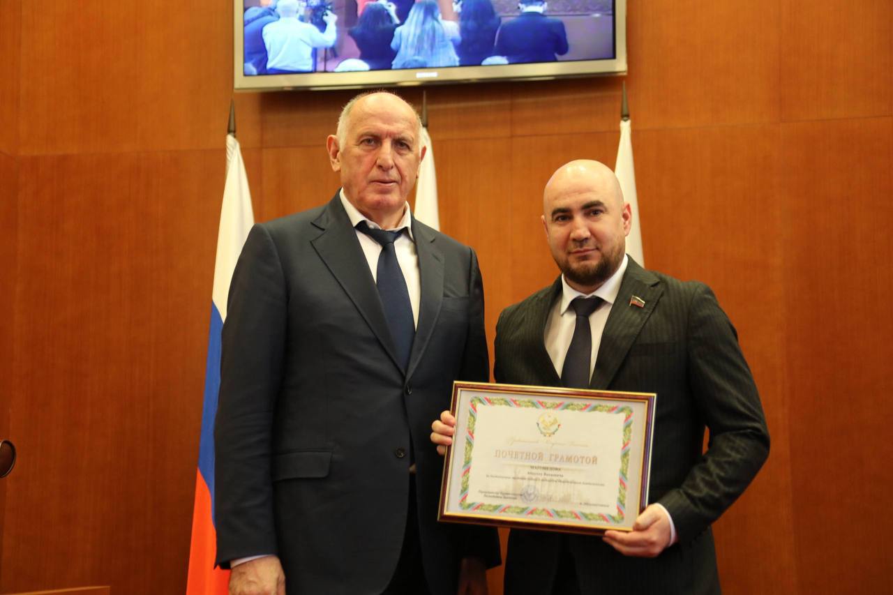 Абдулмуслим Абдулмуслимов вручил награды депутатам парламента Дагестана за эффективное сотрудничество с Правительством