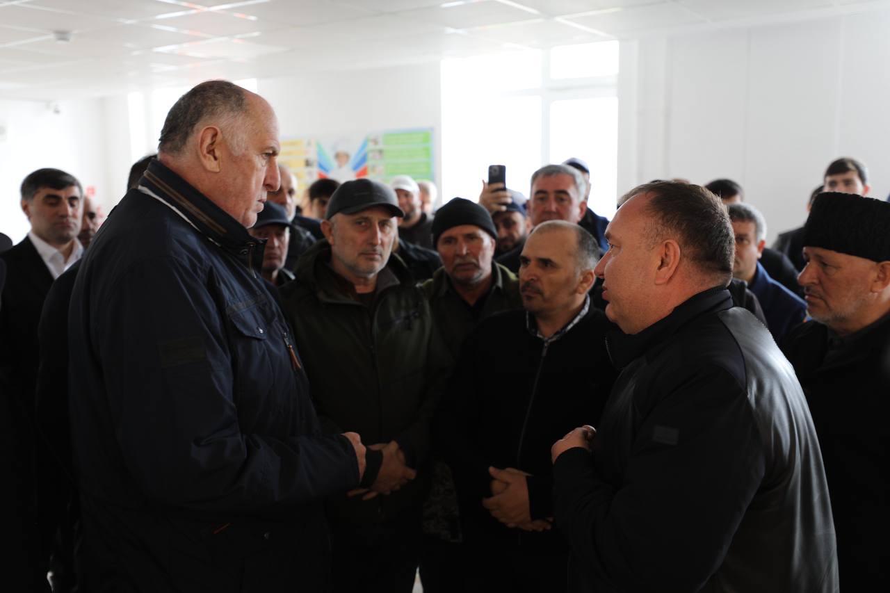 Абдулмуслим Абдулмуслимов осмотрел пострадавшие от паводка территории населенных пунктов в Хасавюртовском районе
