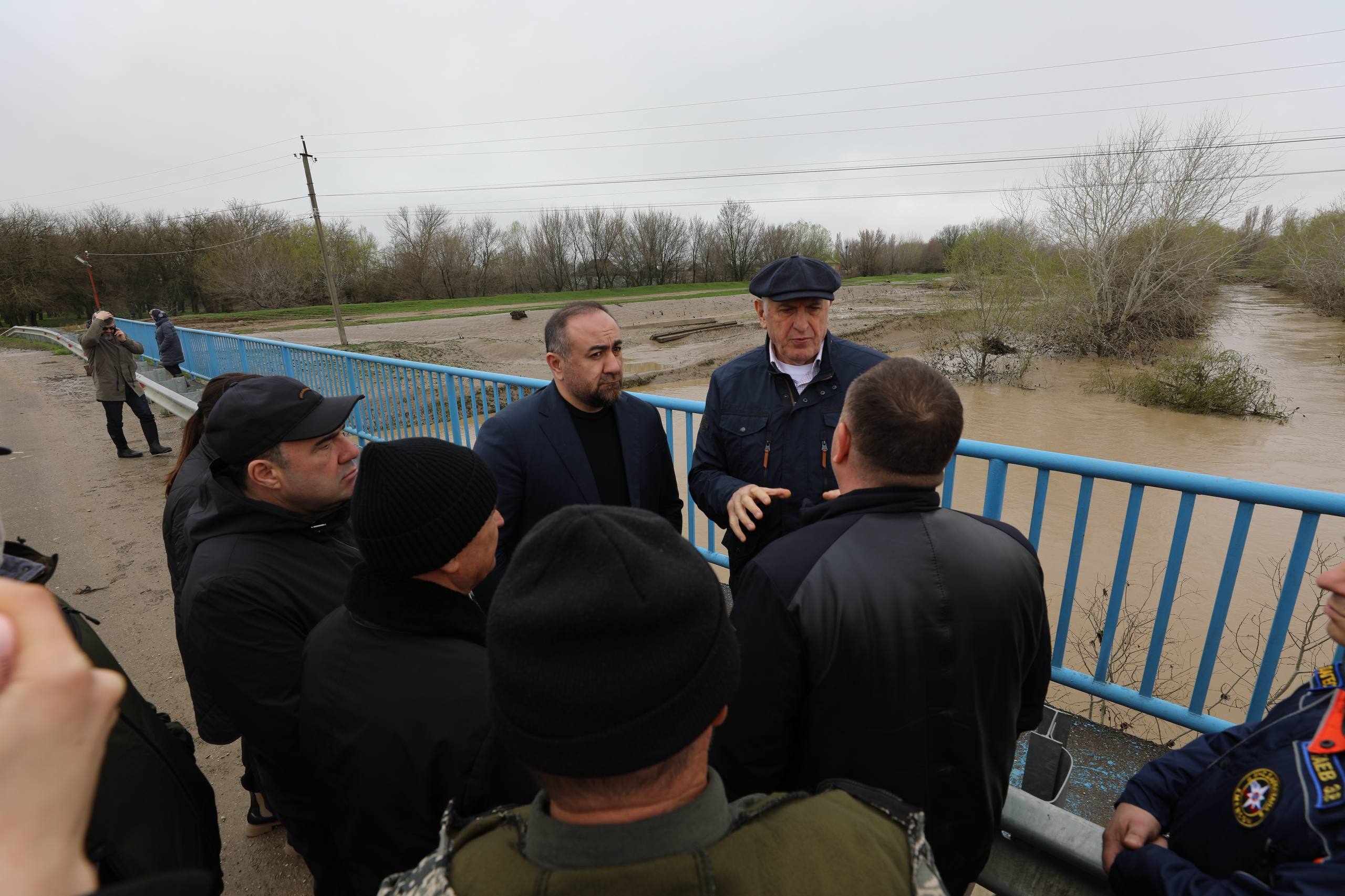 Абдулмуслим Абдулмуслимов осмотрел пострадавшие от паводка территории населенных пунктов в Хасавюртовском районе