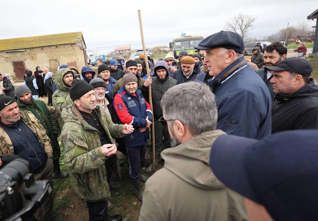 Абдулмуслим Абдулмуслимов осмотрел пострадавшие от паводка территории населенных пунктов в Хасавюртовском районе
