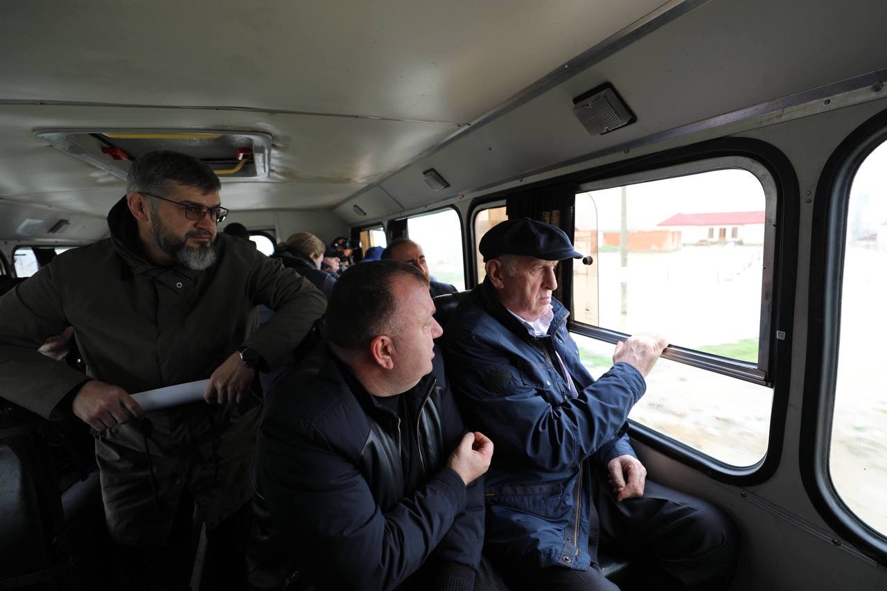 Абдулмуслим Абдулмуслимов осмотрел пострадавшие от паводка территории населенных пунктов в Хасавюртовском районе