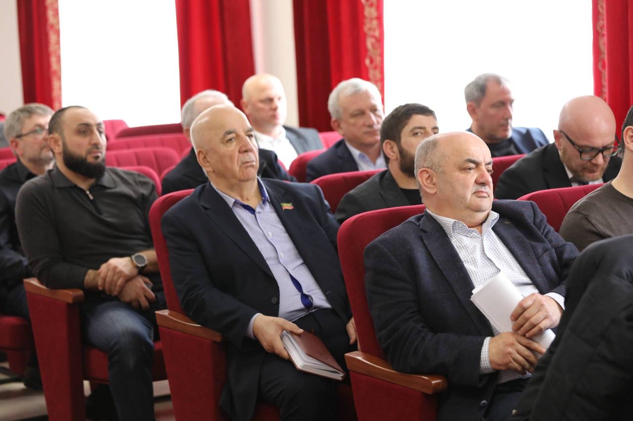 Абдулмуслим Абдулмуслимов провел совещание в Хасавюртовском районе по ситуации с паводком