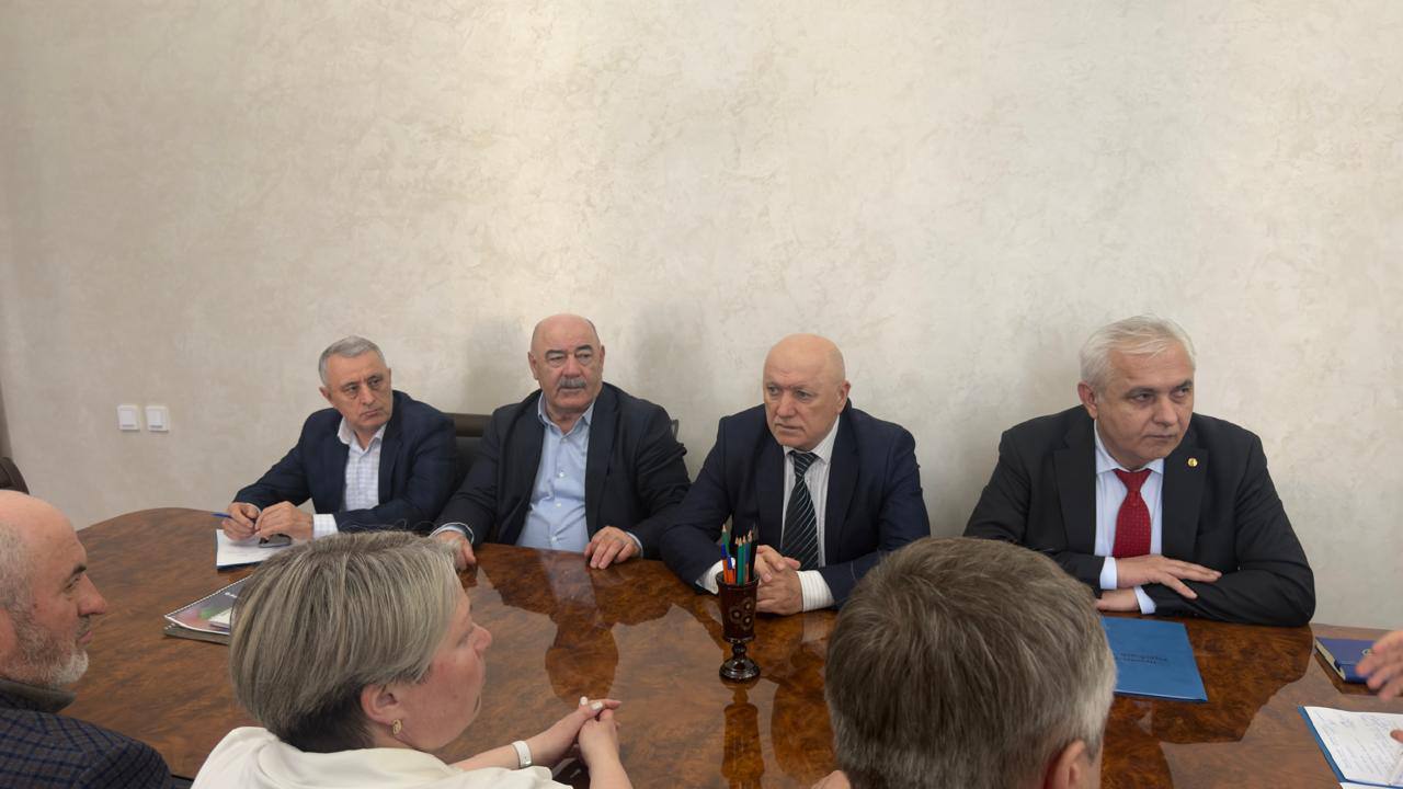 Нариман Абдулмуталибов обсудил с председателем Союза пчеловодов России развитие пчеловодства в Дагестане