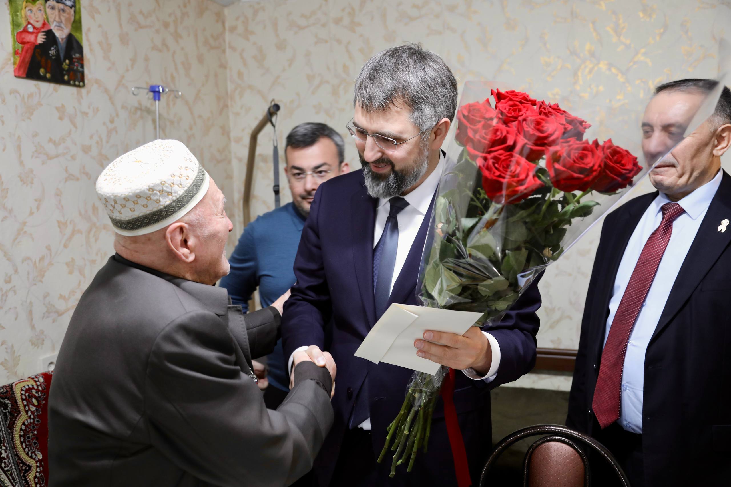 Магомед Рамазанов поздравил ветерана Мусу Багаудинова с Днём Великой Победы
