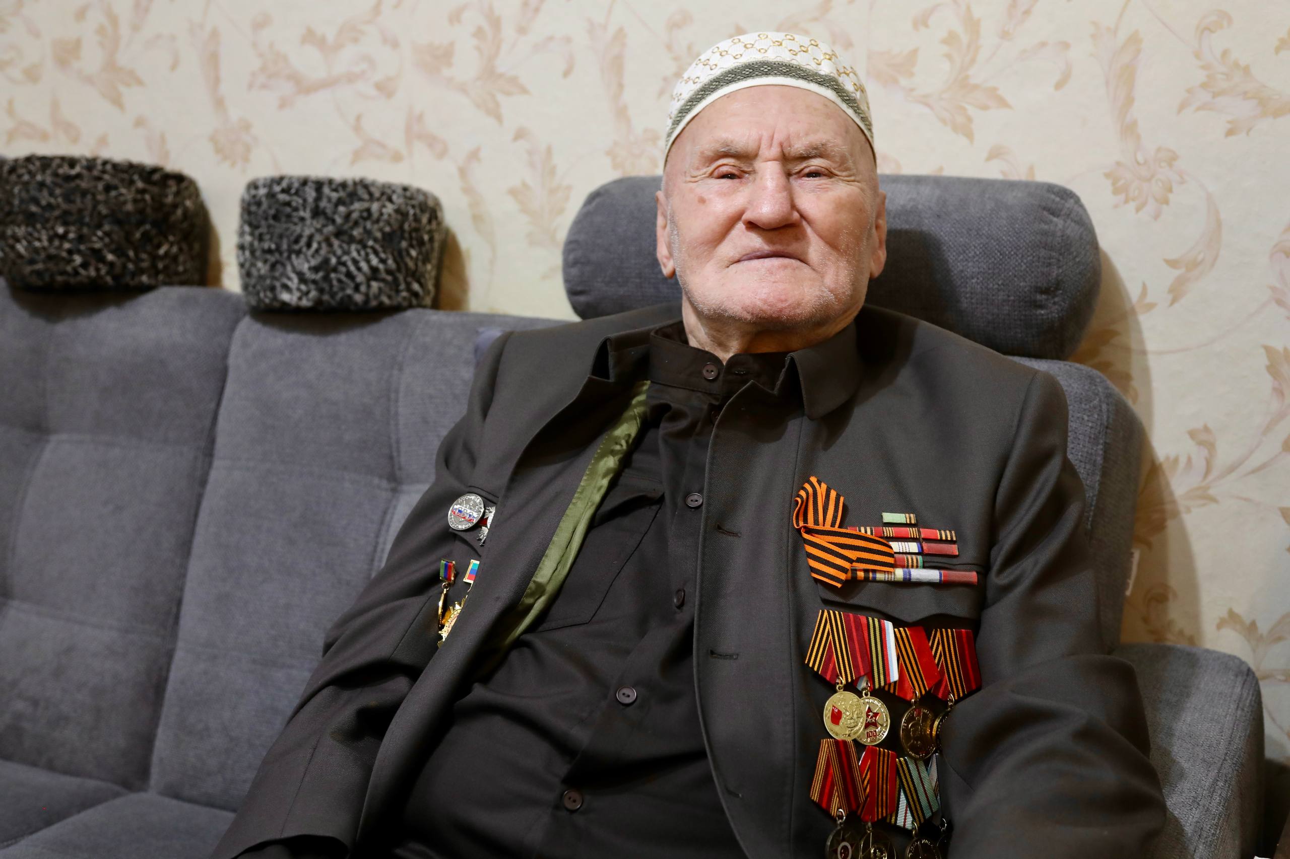Магомед Рамазанов поздравил ветерана Мусу Багаудинова с Днём Великой Победы