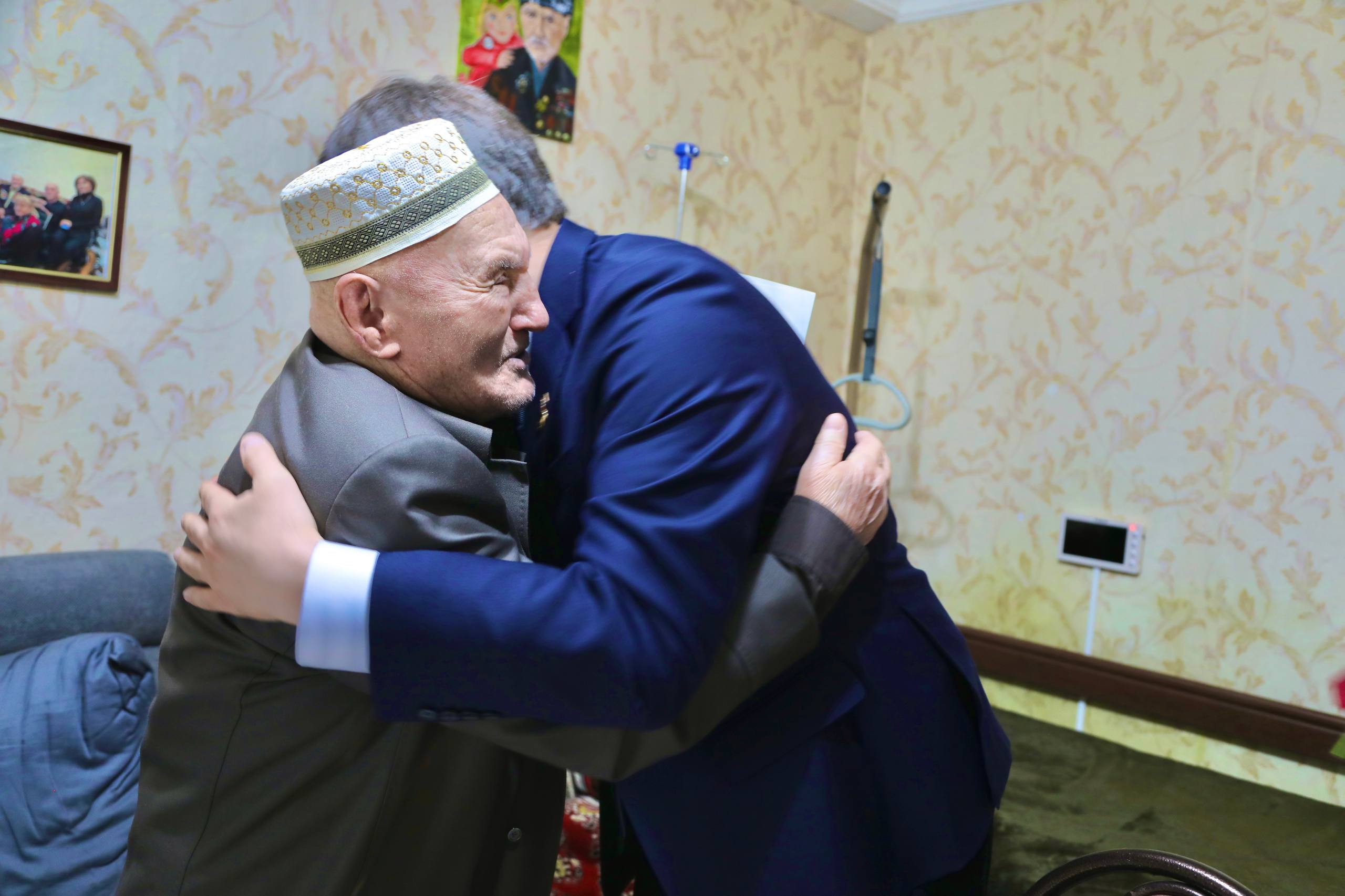 Магомед Рамазанов поздравил ветерана Мусу Багаудинова с Днём Великой Победы