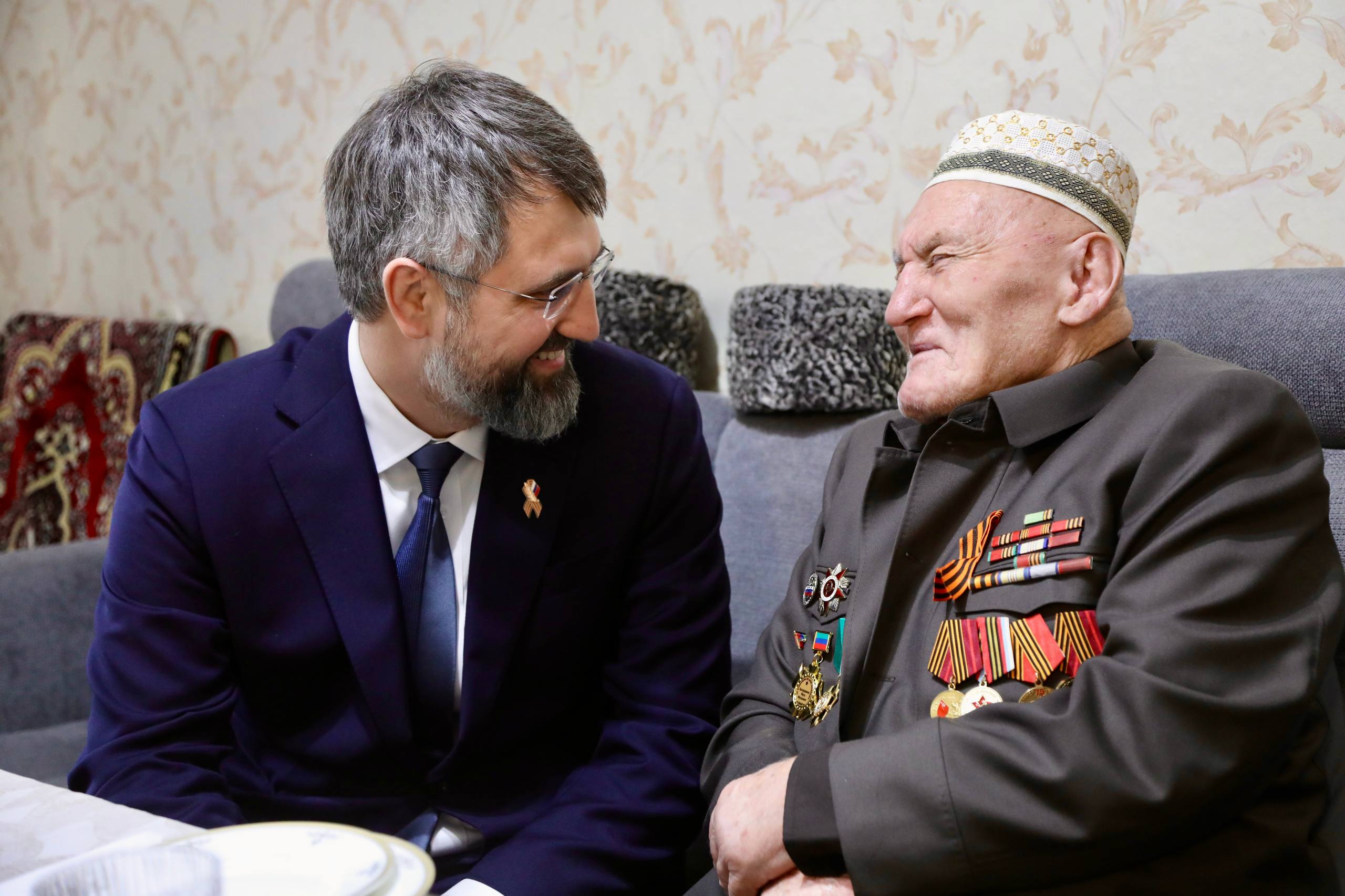 Магомед Рамазанов поздравил ветерана Мусу Багаудинова с Днём Великой Победы