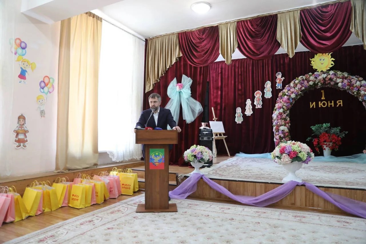 Магомед Рамазанов поздравил воспитанников детского дома Избербаша с Днём защиты детей