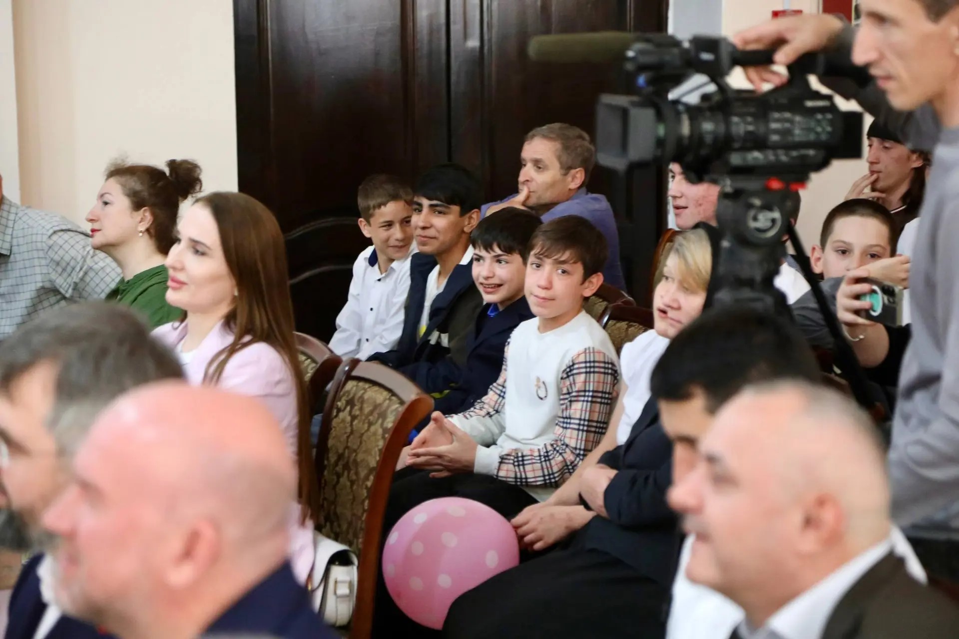 Магомед Рамазанов поздравил воспитанников детского дома Избербаша с Днём защиты детей