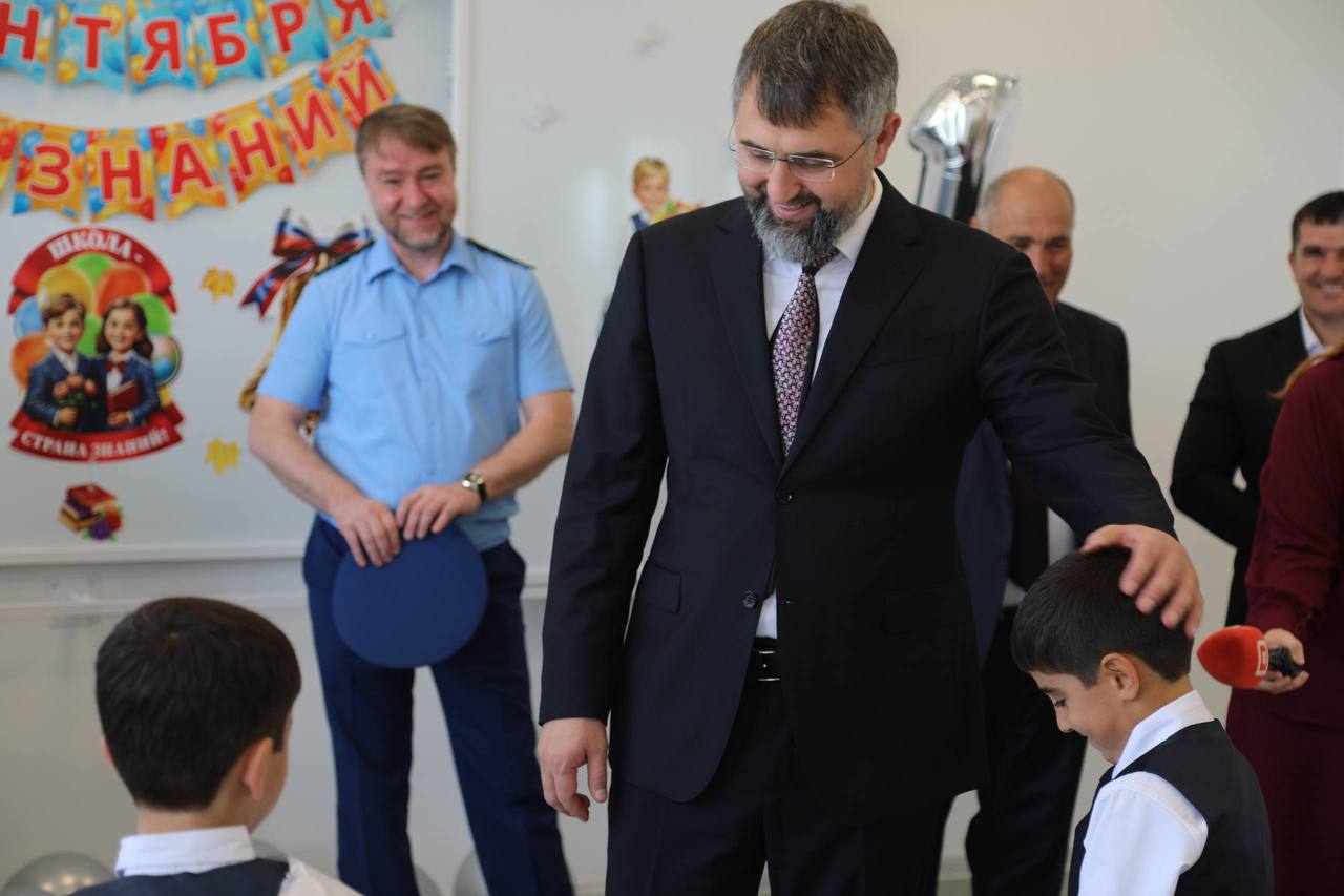 В байрамаульской школе, открытой Владимиром Путиным, прошла первая торжественная линейка