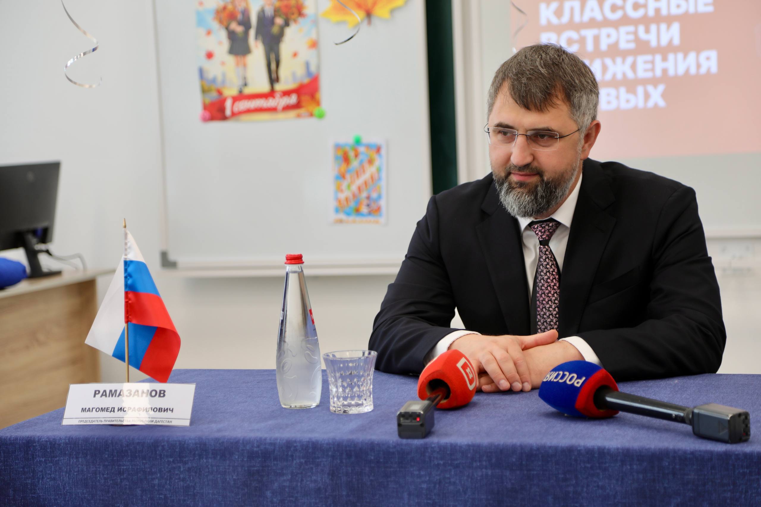 В байрамаульской школе, открытой Владимиром Путиным, прошла первая торжественная линейка