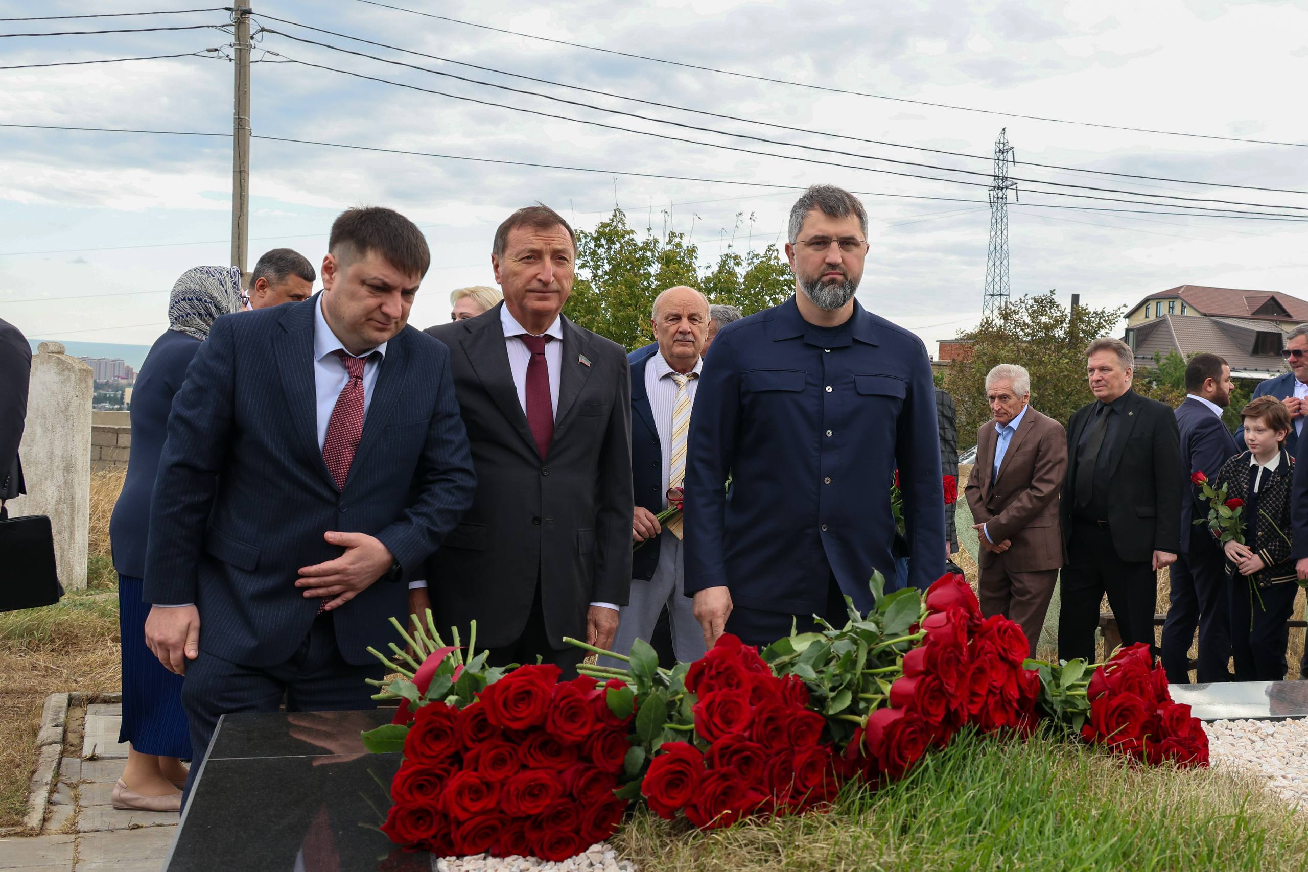 Магомед Рамазанов возложил цветы к могиле Расула Гамзатова на горе Тарки-Тау
