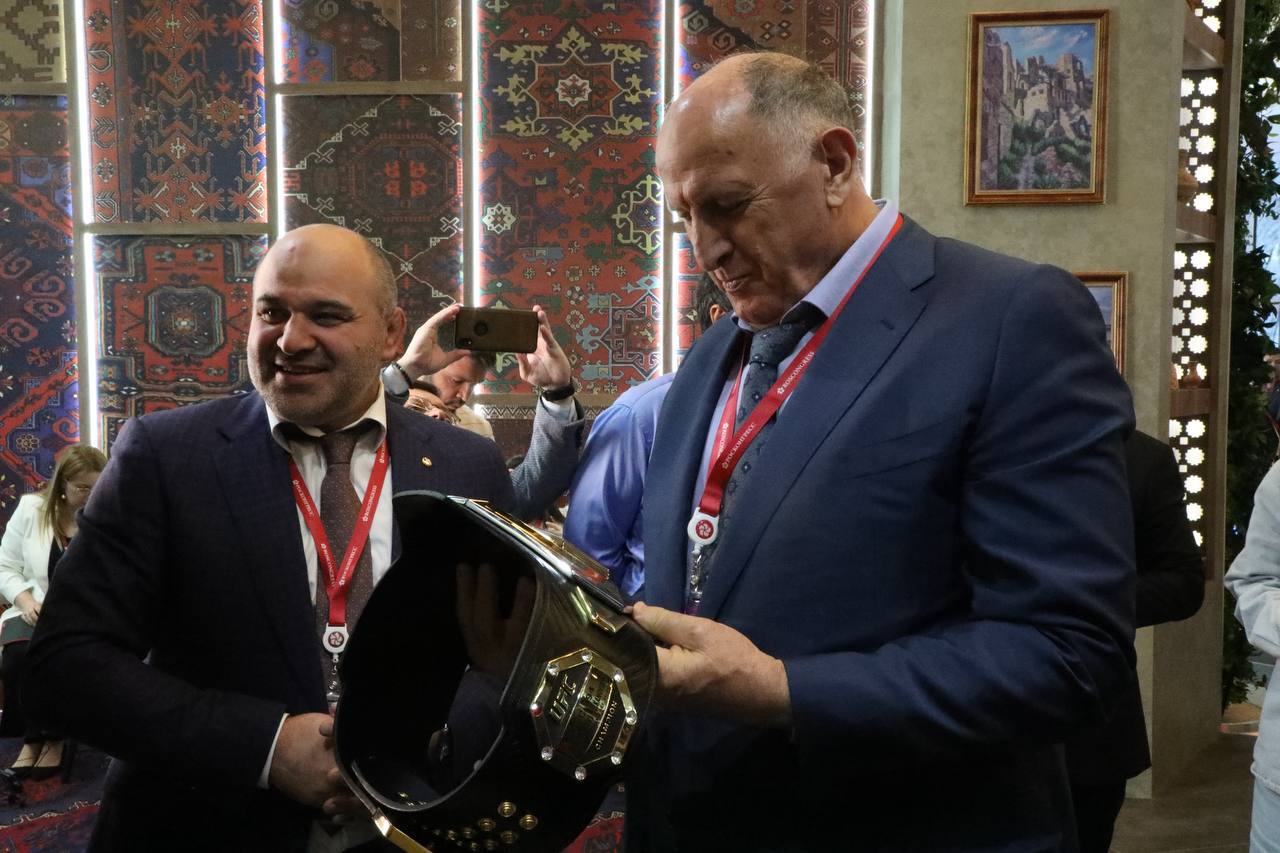 Пояс Ислама Махачева представлен на Кавказском инвестиционном форуме