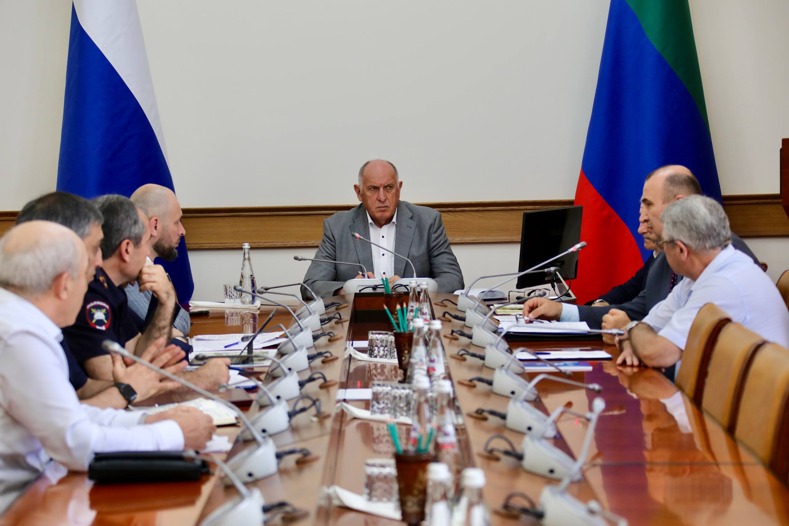 Продолжается подготовка к переустройству под 4 полосы проезжей части дороги в районе ж/д переезда в поселке Тюбе