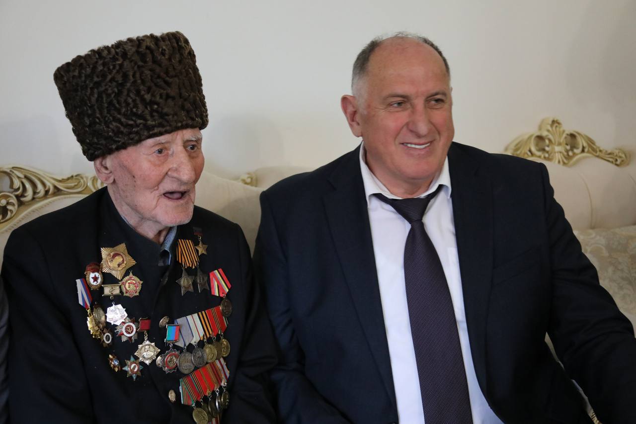 Абдулмуслим Абдулмуслимов поздравил с днем рождения Героя России, ветерана Великой Отечественной войны Ибрагим-Пашу Садыкова