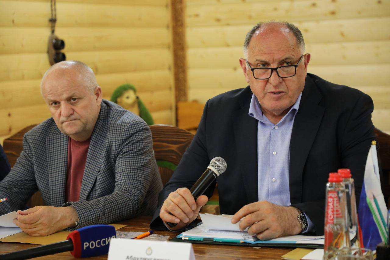 Абдулмуслим Абдулмуслимов поздравил депутата Госдумы Абдулхакима Гаджиева с юбилеем