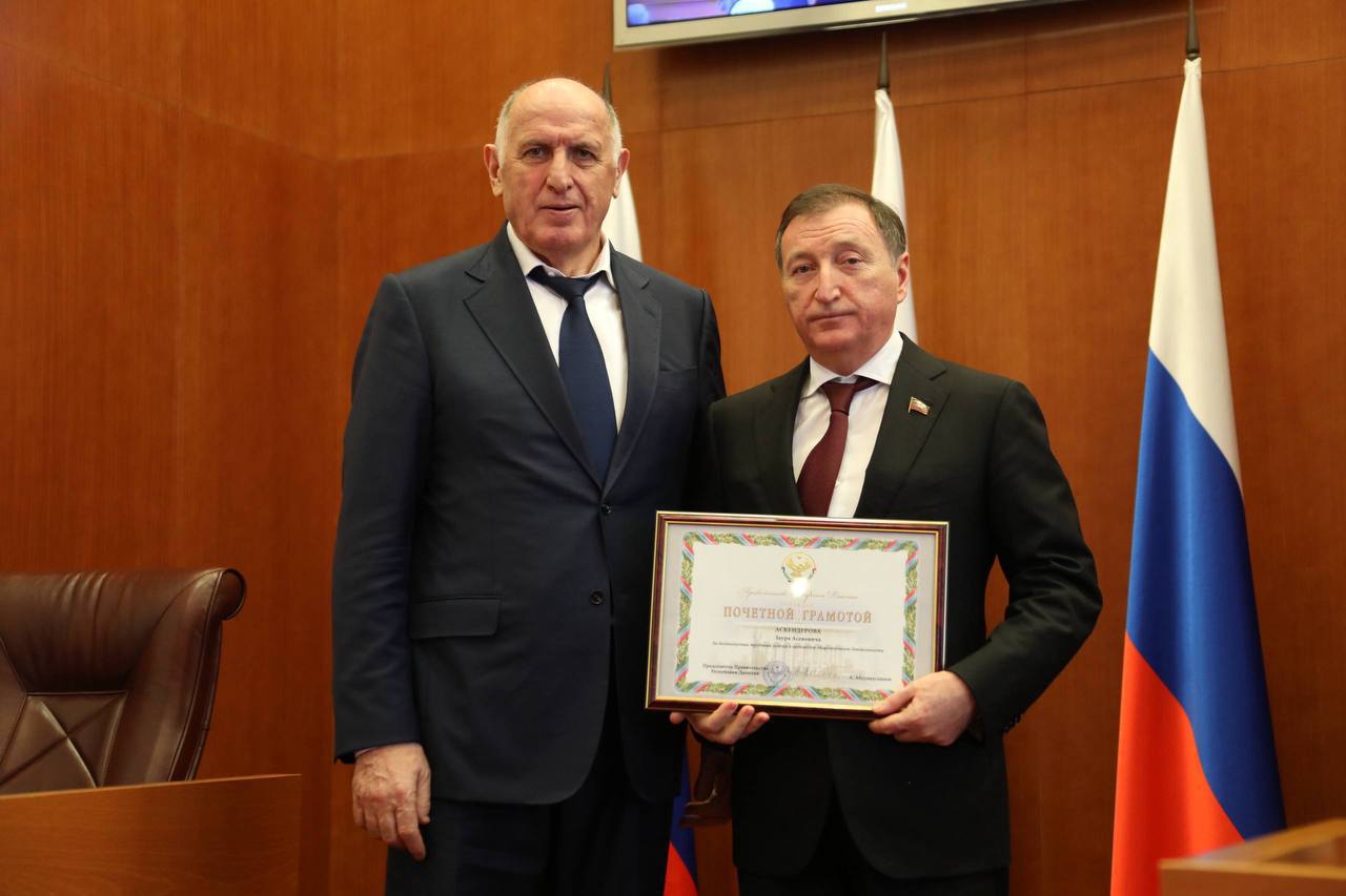 Абдулмуслим Абдулмуслимов вручил награды депутатам парламента Дагестана за эффективное сотрудничество с Правительством