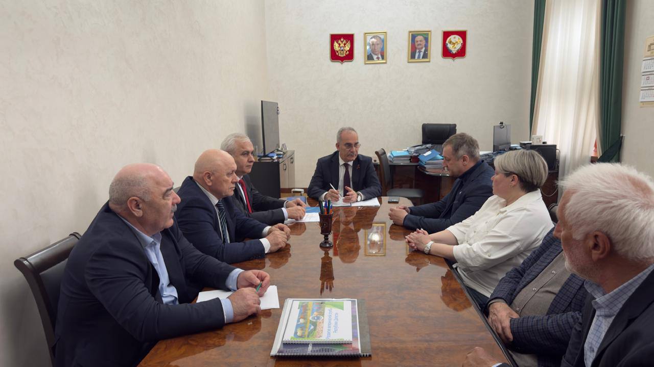 Нариман Абдулмуталибов обсудил с председателем Союза пчеловодов России развитие пчеловодства в Дагестане