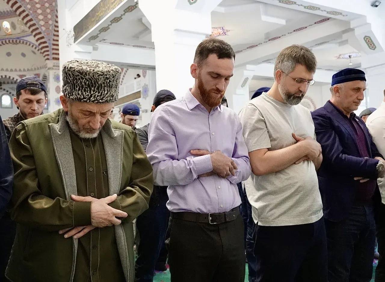 Магомед Рамазанов и муфтий Дагестана Ахмад Афанди Абдулаев совершили праздничную молитву в центральной Джума мечети