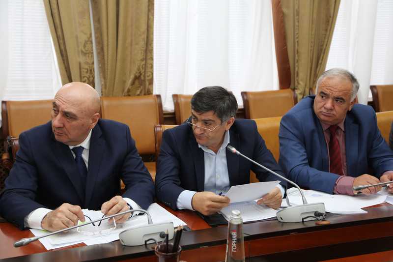 В Правительстве РД обсуждены меры по обеспечению своевременного ввода в эксплуатацию новых школ