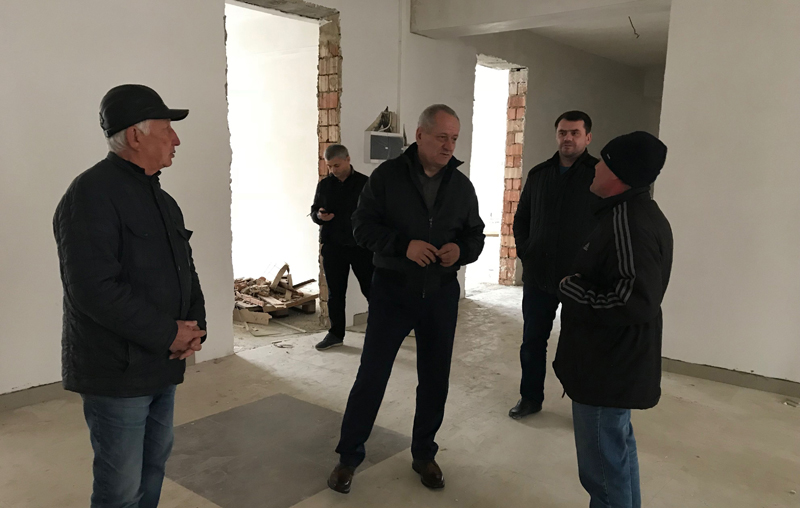 Врио первого вице-премьера Правительства Дагестана Рамазан Алиев проинспектировал строительство дополнительного корпуса школы № 10 в Махачкале.