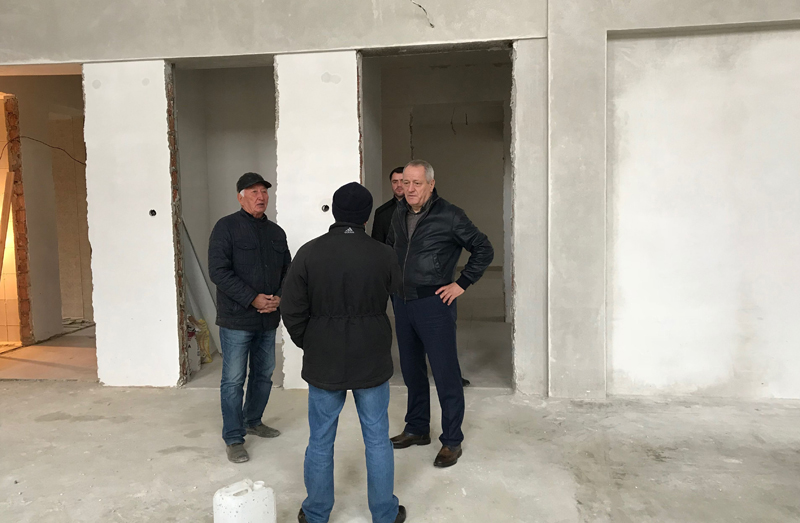 Врио первого вице-премьера Правительства Дагестана Рамазан Алиев проинспектировал строительство дополнительного корпуса школы № 10 в Махачкале.