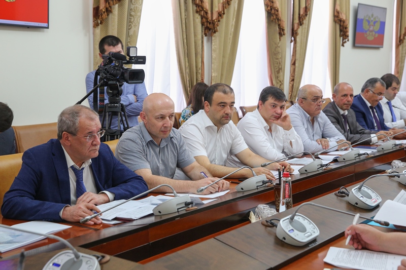 Председатель Правительства РД поручил качественно и в срок завершить мероприятия в рамках программы по переселению граждан из аварийного жилищного фонда