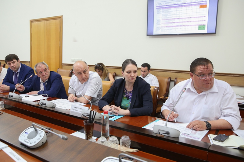 Под руководством Артёма Здунова обсуждены вопросы реализации госпрограмм на территории Дагестана