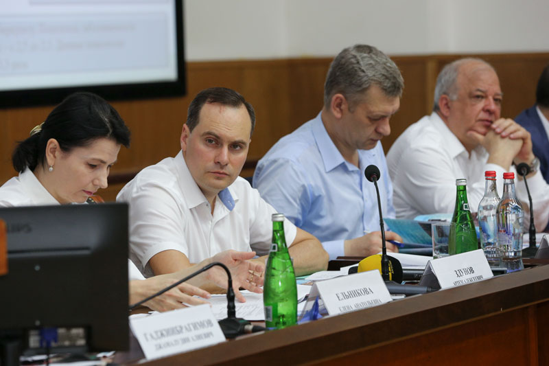 Артём Здунов провел стратегическую сессию по вопросам развития здравоохранения в Дагестане